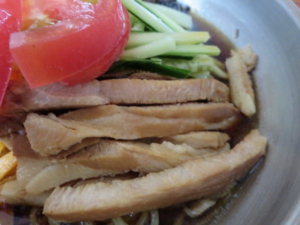 台湾料理 海林の冷やし中華の叉焼の近影画像。