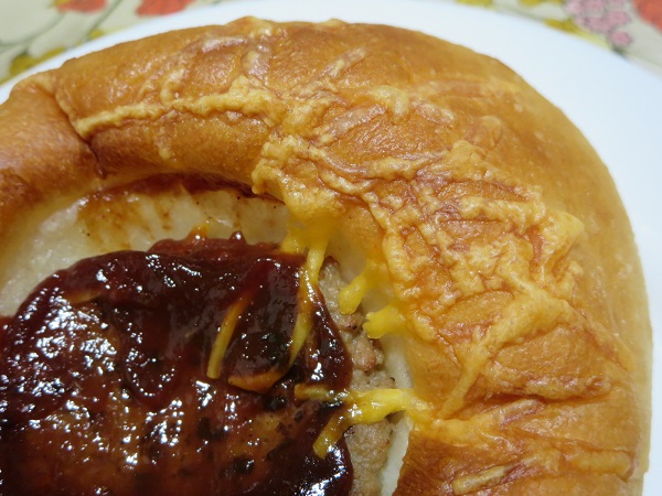 はーとやのパンのハンバーグパンの近影画像。