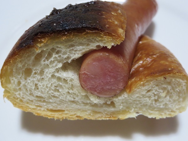 クロワッサンフレールの塩バター粗挽きフランクのトースト後の断面の近影画像。