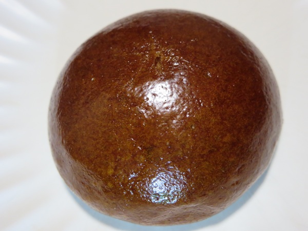 菓匠 梅月庭の黒糖饅頭の近影画像。