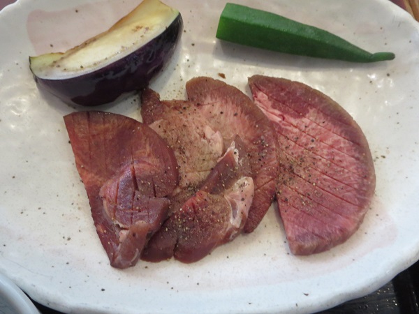 夢庵の厚切り牛タン焼き肉御膳の近影画像。