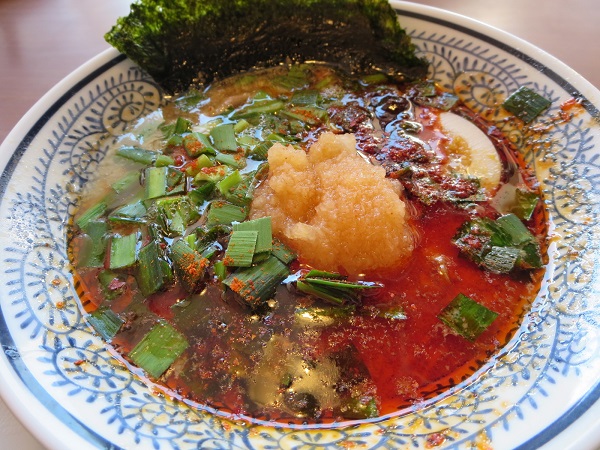 丸源ラーメンの辛肉そばつけ麺のつけ汁の近影画像。