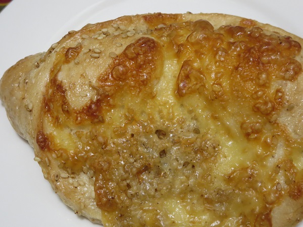 小さなパン屋 moitieのごまぱんの近影画像。