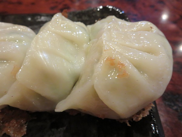 麺屋 丸吉の焼き餃子の焼き目の付いていない側の近影画像。