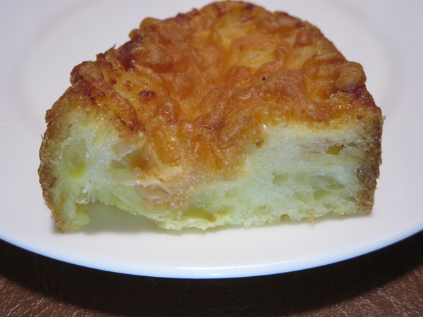 Warabeya Bakeryの明太チーズフランスの断面の近影画像。