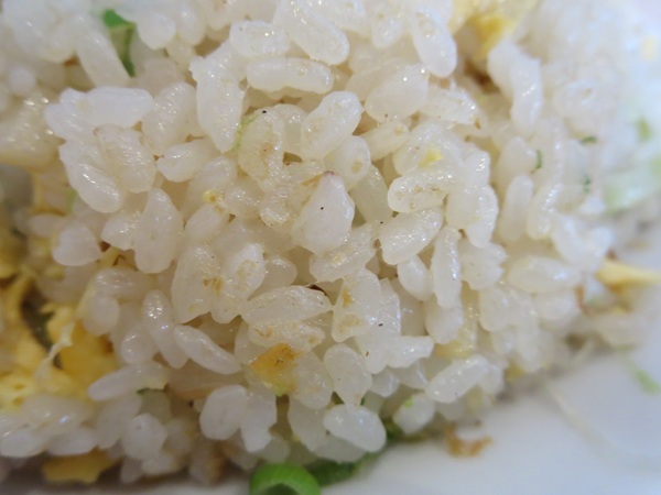 中華ガキ大将の五目チャーハンのご飯の近影画像。