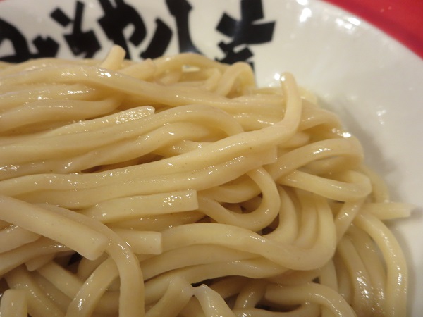 味噌屋 八玄の味噌つけ麺の麺の近影画像。