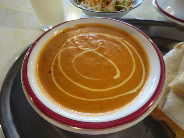 SATHIのチーズナンセットの豚ヒレカレーの近影画像。