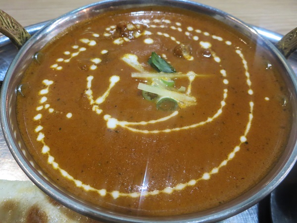 インド料理 ロータスのチーズナンセットのマトンカレーの近影写真。