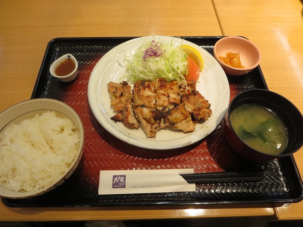 大戸屋ごはん処のもろみチキンの炭火焼き（定食）の全体画像。