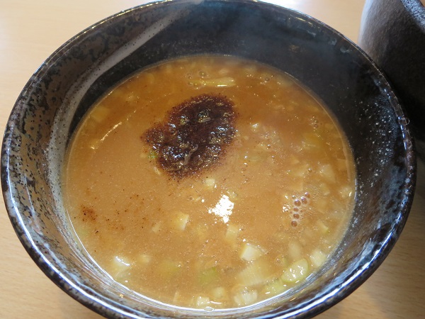 蔵出し味噌麺場 喜久屋の北海道味噌つけ麺のつけ汁の近影画像。