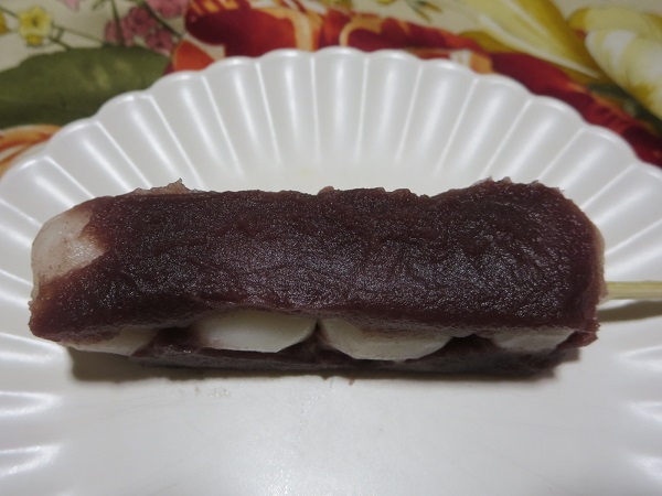 香梅のあん団子の裏側の近影画像。