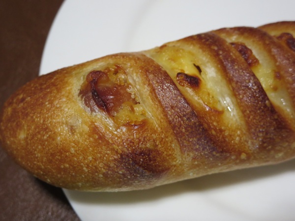 パンとお菓子の店 tocotocoのシャウエッセンゴーダクリームの近影画像。