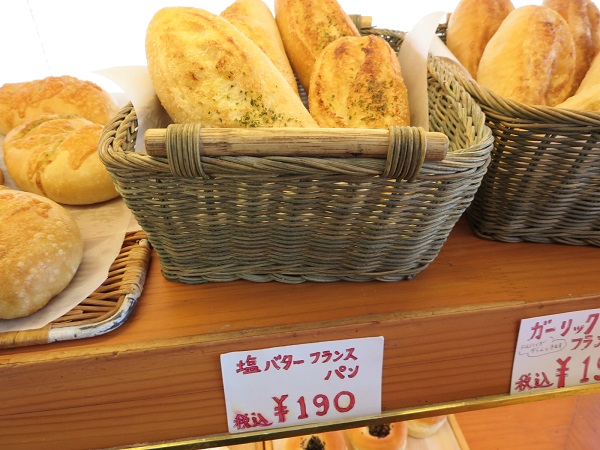 手作りほかふかパン メルシーの塩バターフランスパンが置かれている陳列棚。