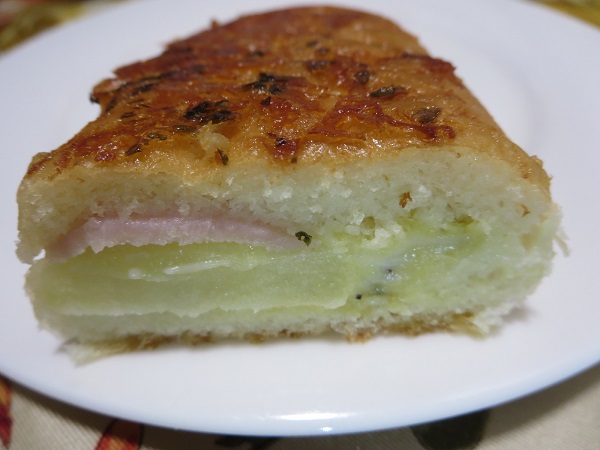 小さなパン屋 moitieのドフィノアパニーニの断面の近影画像。