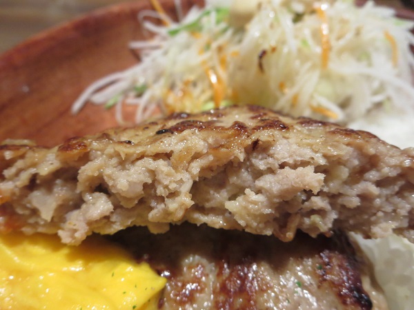 びっくりドンキーの角切りトマトのオムバーグディッシュのハンバーグの断面の近影画像。