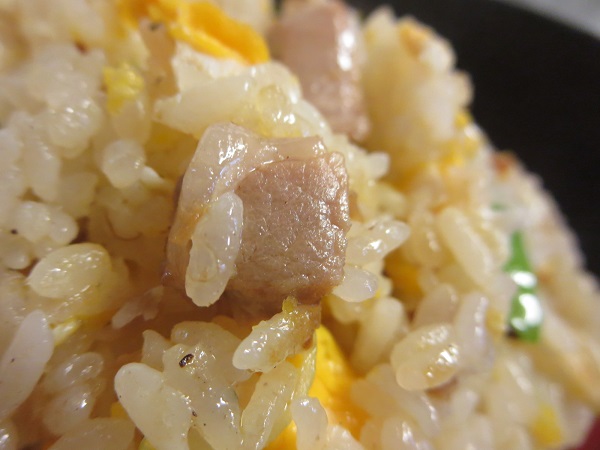 味噌らーめん比田井のチャーハンの叉焼の近影画像。