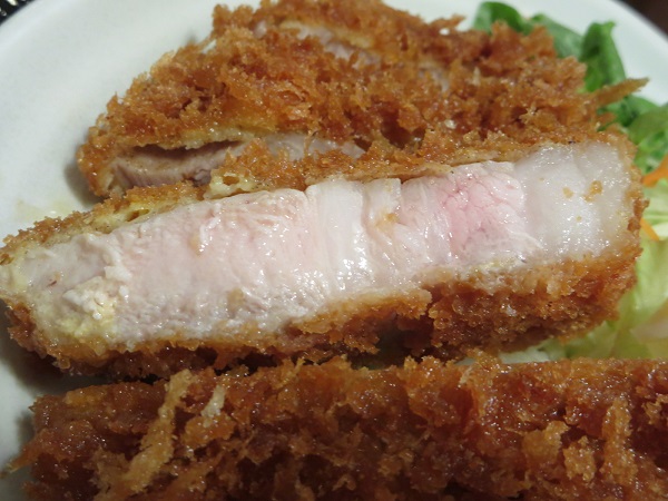かつ善の特上ロース定食のロースかつの断面の近影画像。