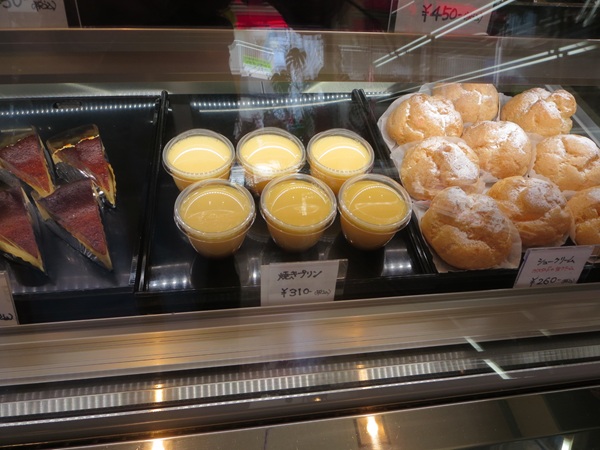 グランドール洋菓子店の焼きプリンが置かれているショーケース。
