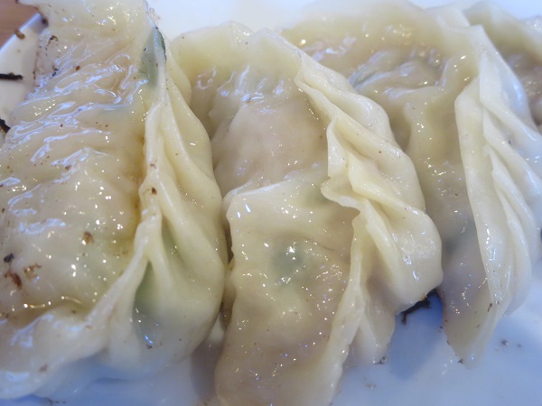 香満園の焼き餃子の焦げ目が付いていない側の近影画像。