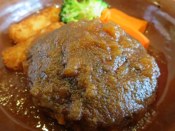 ガストの粗挽き肉厚ステーキ風ハンバーグの近影画像。