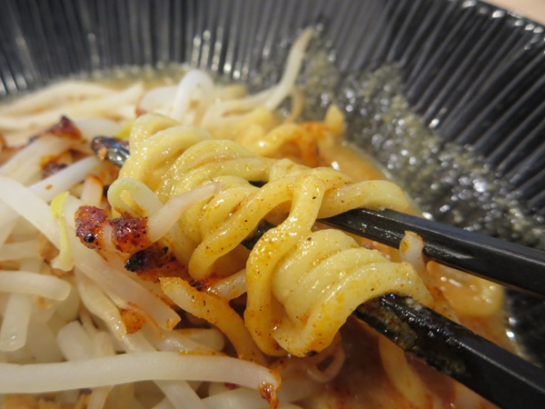 味噌屋蔵之介の担々麺の麺の近影画像。