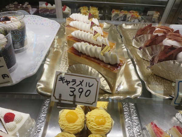 モガール洋菓子店のキャラメルが置かれているショーケース。