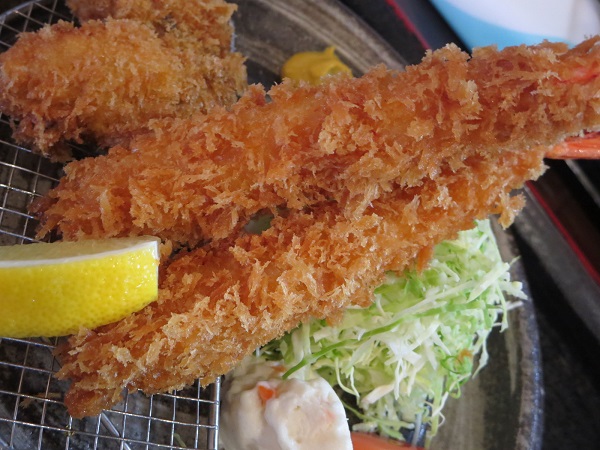 まこと家のエビ・カキ定食の海老フライの近影画像。