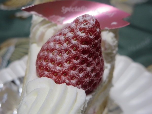 パティスリー HAGUMIの苺のショートケーキの苺の近影画像。
