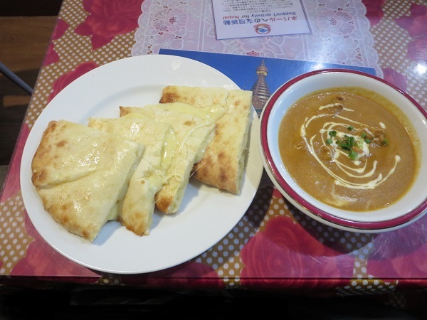 シバーのチキンカレー・チーズナンの全体画像。