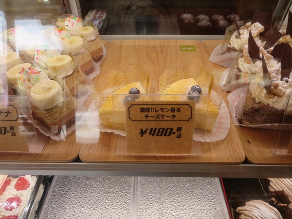 菓子工房雅のチーズケーキが置かれているショーケース。