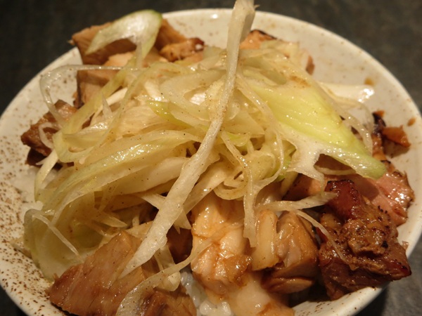 宮元製麺のチャーシュー丼の近影画像。