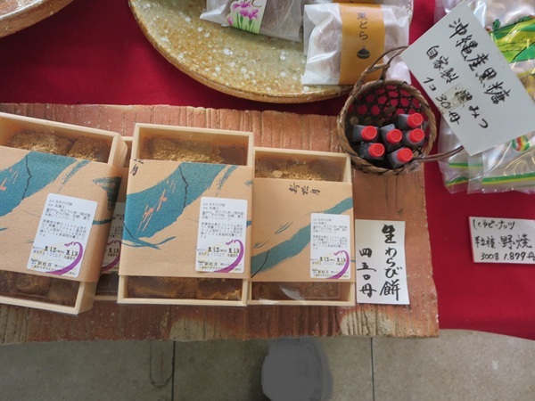新松月の生わらび餅が置かれている陳列棚。