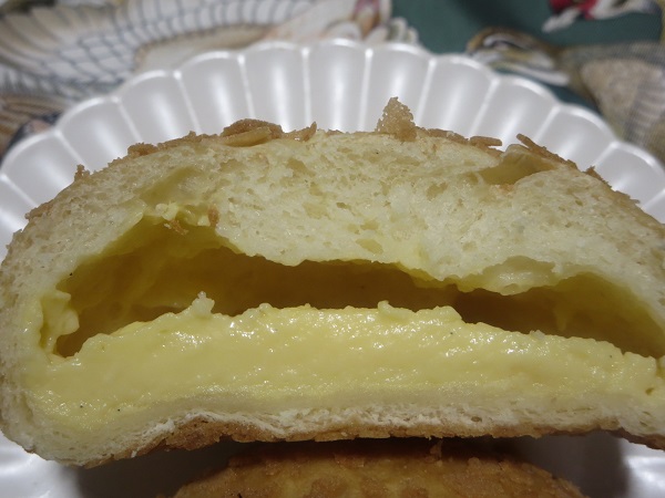 コーデュロイのクリームパンの断面の近影画像。