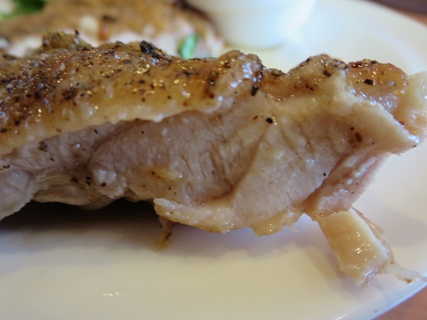 ガストのジューシー若鶏グリルガーリックソースの鶏肉の断面の近影画像。