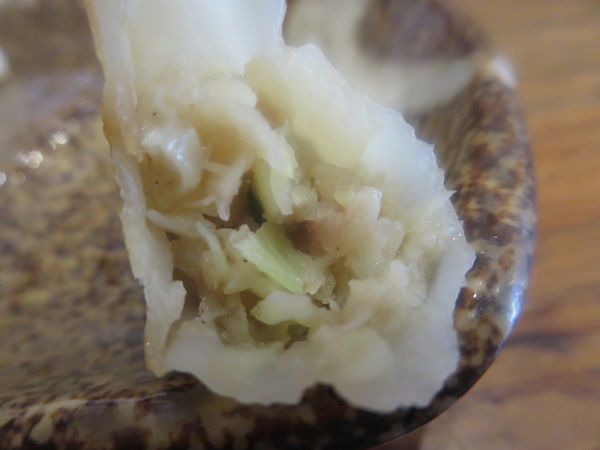 我流らあめん風神の自家製餃子の断面の近影画像。