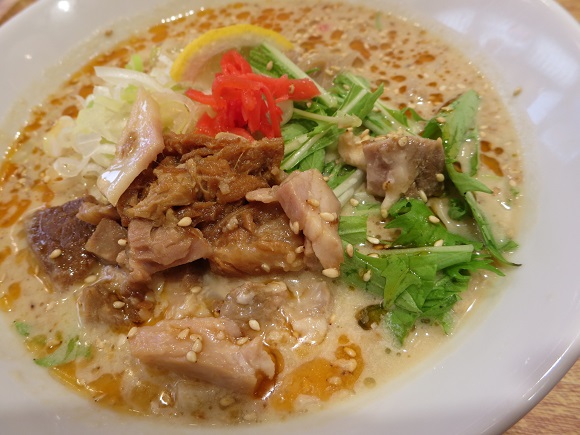 麺飯TAMOTSUの冷やし坦々麺の別角度からの近影。