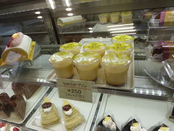 オランダ家のなめらかプリンが置かれているショーケース。