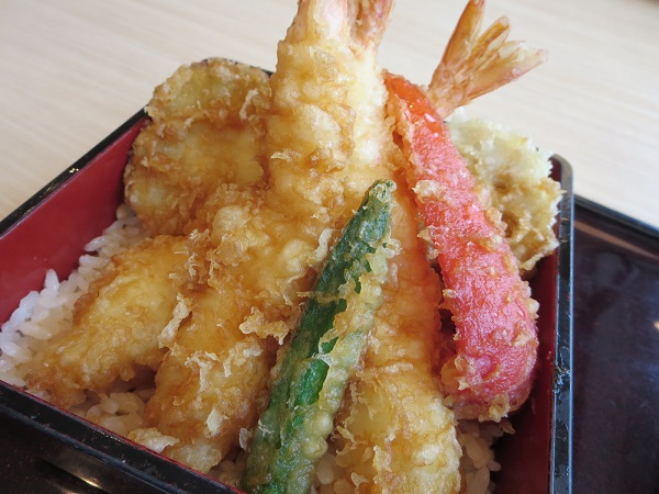 とんでんの大えび天重の近影画像。