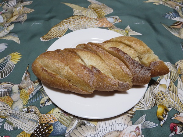 BAKE＆C のレトロバゲットの全体写真。
