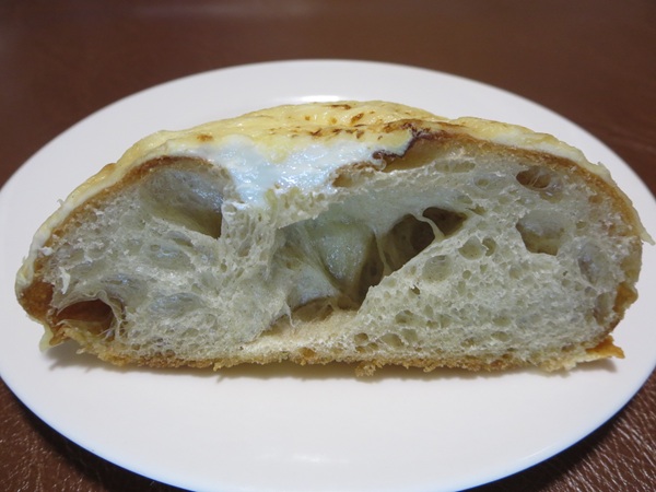 クロワッサンのチーズフォカッチャの断面の近影画像。