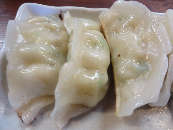 らーめん五衛門の焼き餃子の焦げ目が付いていない側の近影画像。