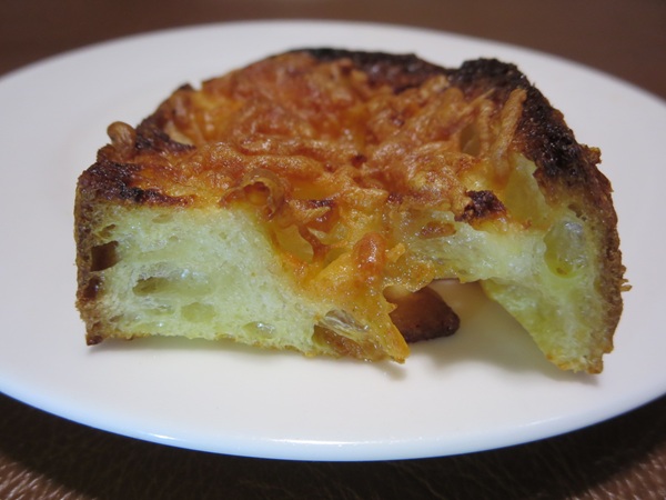 Warabeya Bakeryの明太チーズフランスのトースト後の断面の近影画像。