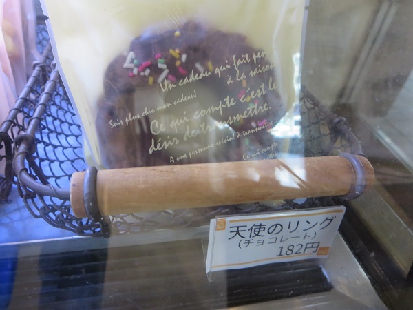 パティスリー タルブの天使のリング(チョコレート)が置かれている陳列棚。