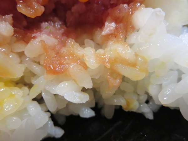海鮮居酒屋 山傳丸のとろ中落ちユッケ丼のご飯の近影画像。