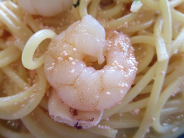 パステルイタリアーナの海老とヤリイカの明太子和風バターの海老の近影画像。