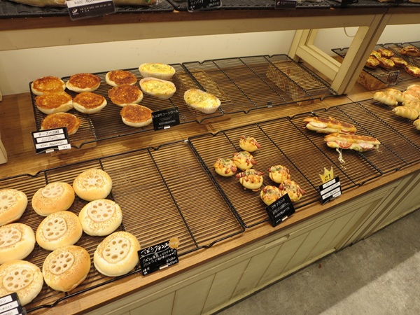 BAKERY&cafe辰巳俱楽部の店内の様子。