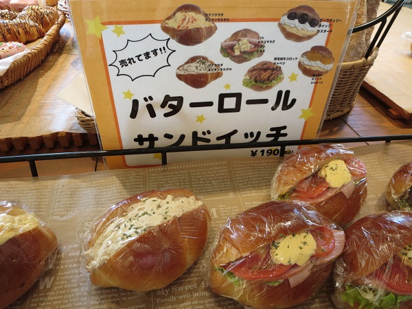Le Pain Bon Bonのバターロールサンドイッチ（ツナサラダ）が置かれている陳列棚。