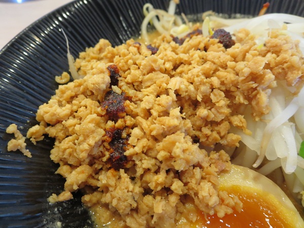 味噌屋蔵之介の担々麺のひき肉の近影画像。