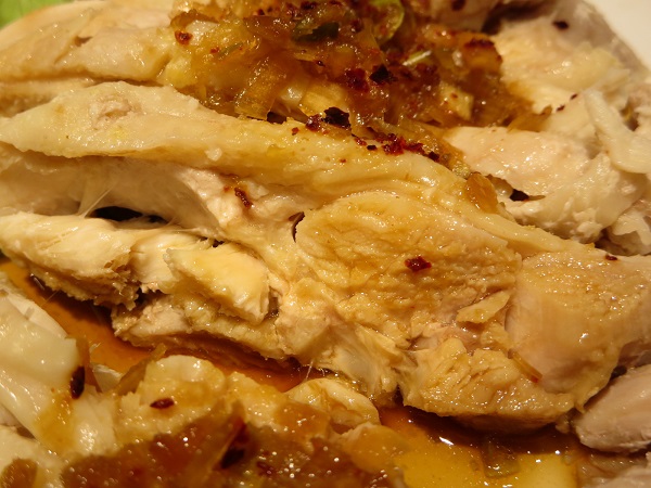大戸屋 ごはん処の蒸し鶏の生姜ねぎ醤油定食の蒸し鶏の断面の近影画像。